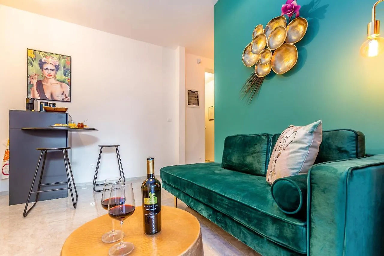 NEU COLIBRI-Design-Appartment mit großer Terrasse, Zugang zur Bucht Pjescana Uvala Kroatien