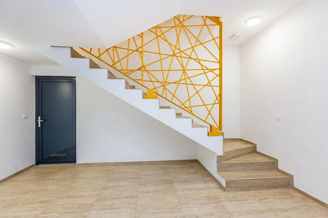 NEU COLIBRI-Design-Appartment mit großer Terrasse, Zugang zur Bucht Pjescana Uvala 0*,  Kroatien