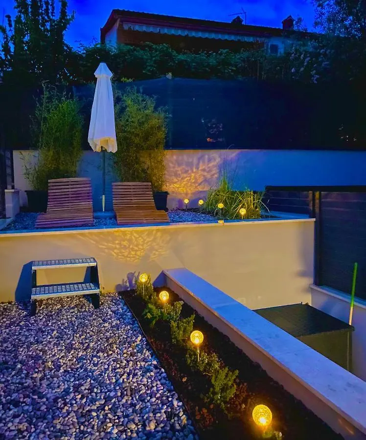 NEU COLIBRI-Design-Appartment mit großer Terrasse, Zugang zur Bucht Pjescana Uvala